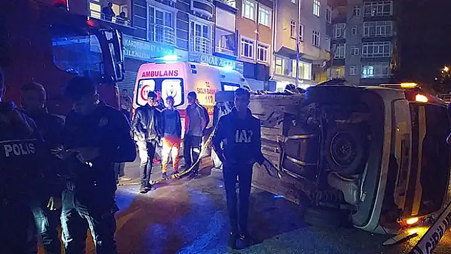 Direksiyon hakimiyetini kaybetti ticari araca çarptı: 3 yaralı