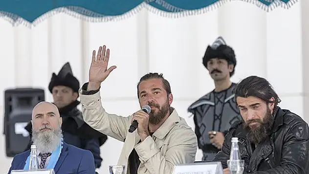 Diriliş Ertuğrul oyuncuları Konya'da hayranlarıyla buluştu