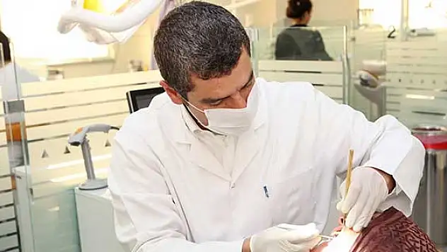 Diş eti hastalığı dişleri döküyor