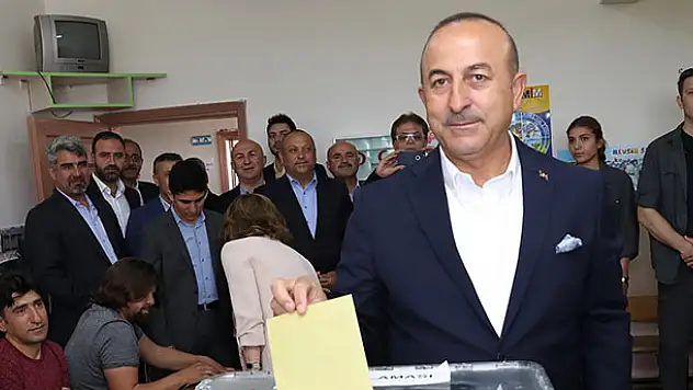 Dışişleri Bakanı Çavuşoğlu oyunu kullandı
