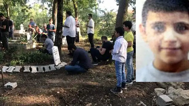 Dışlandığı iddia edilen 9 yaşındaki çocuk mezarlık kapısına kendisini astı