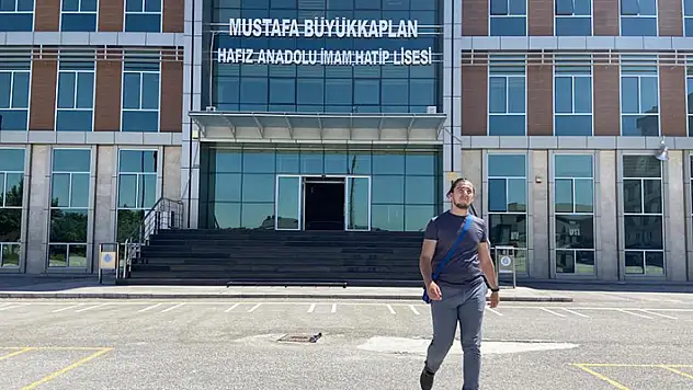 Diyanet İşleri Başkanı Erbaş, YKS Arapça dil testi birincisi imam hatip lisesi öğrencisini kutladı
