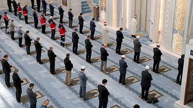 Diyanet'ten cuma namazı için uyarı afişi