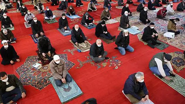 Diyanet'ten teravih namazı kararı: Evde kılınacak