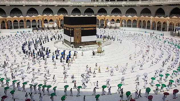 Diyanet: Umre için Türkiye'nin de aralarında olduğu 33 ülkeden Suudi Arabistan'a ziyaretçi kabul edilmeyecek
