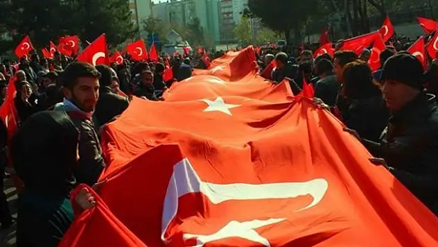 Diyarbakır ayakta: Vatan sana canım feda!