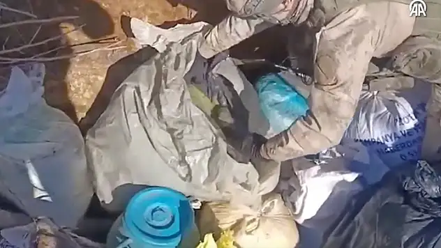 Diyarbakır'da 2 sığınakta 452 kilogram esrar ve mühimmat bulundu
