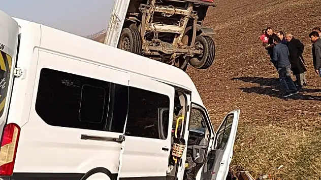 Diyarbakır'da 3 aracın karıştığı kazada 12'si öğretmen 14 yaralı
