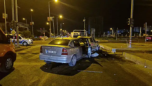 Diyarbakır'da 3 otomobil çarpıştı: 7 yaralı
