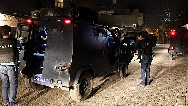 Diyarbakır'da bir polis el yapımı patlayıcı atılması sonucu yaralandı