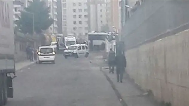 Diyarbakır'da bombalı araçla saldırı: 7 polis şehit