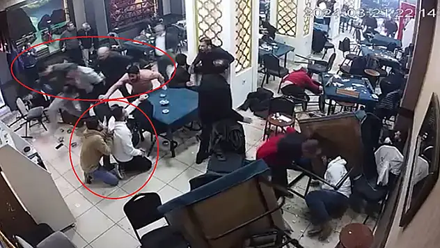 Diyarbakır'da caddedeki silahlı kavgada kıraathane savaş alanına döndü
