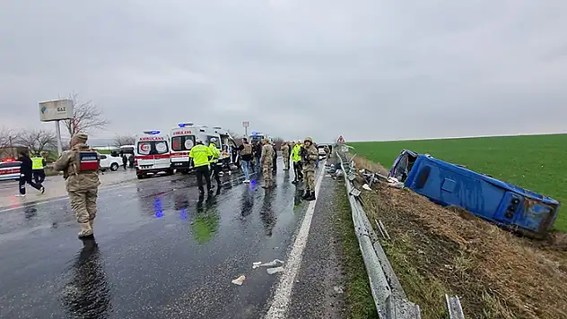 Diyarbakır'da cezaevi ring aracı şarampole devrildi: 23 yaralı

