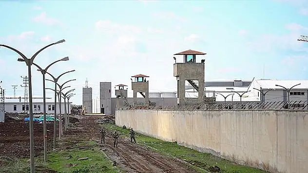 Diyarbakır'da cezaevinden firarla ilgili 11 kişi adliyede