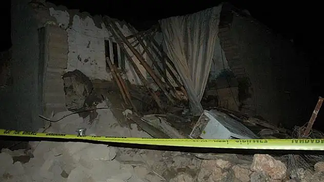 Diyarbakır'da çöken kerpiç evden çıkarılan 9 çocuktan iki kardeş öldü
