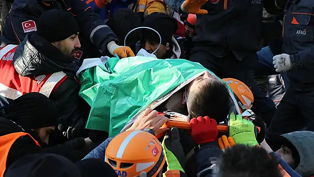 Diyarbakır'da depremde yıkılan binanın enkazından 101 saat sonra anne ve oğlu kurtarıldı
