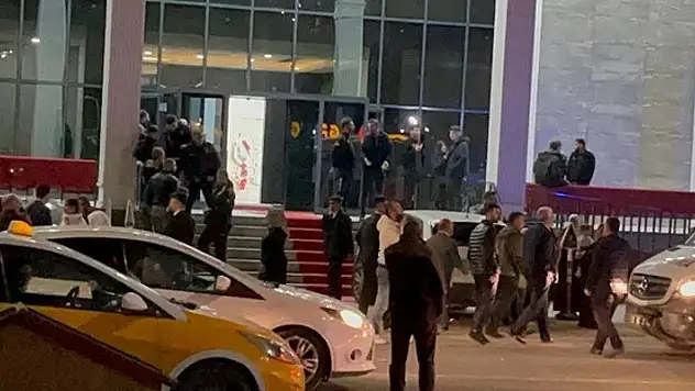 Diyarbakır'da düğünde 'muhtarlık' kavgası: Davetliler baygınlık geçirdi
