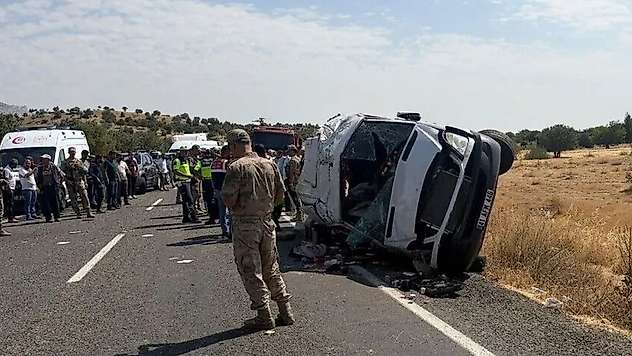 Diyarbakır'da feci kaza: Minibüs devrildi, 5 kişi hayatını kaybetti