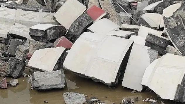 Diyarbakır'da fırtına minareleri yıktı, çatılar uçtu
