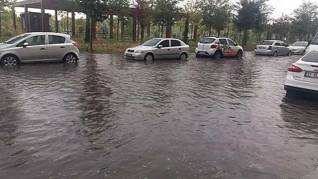 Diyarbakır'da fırtına ve sağanak yağış hayatı olumsuz etkiledi
