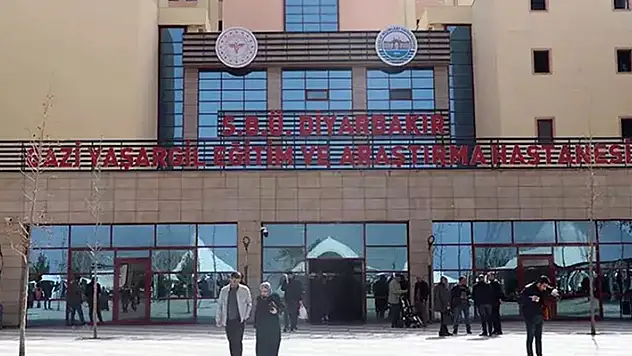 Diyarbakır'da hastane bahçesinde tekme, yumruk ve bıçaklı kavga 2'si güvenlik görevlisi 8 yaralı
