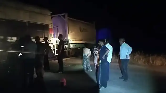 Diyarbakır'da, hemzemin geçitte yük trenine yandan çarpan otomobildeki 2 kişi yaralandı

