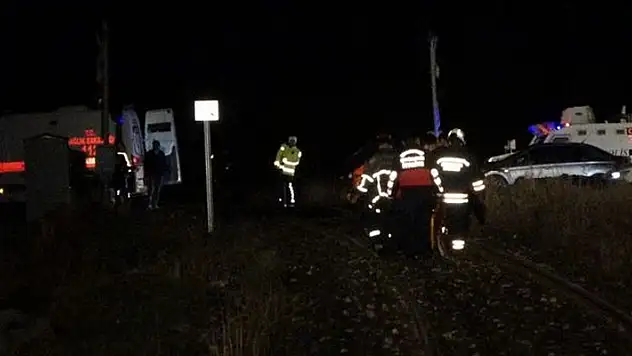 Diyarbakır'da hemzenin geçitte trenin çarptığı otomobildeki 5 kişi yaralandı
