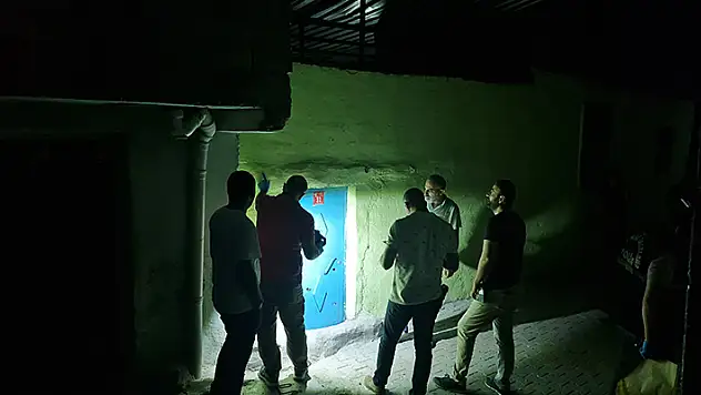 Diyarbakır'da iki grup arasındaki silahlı kavgada evinin önünde oturan kadın ile bir kişi yaralandı
