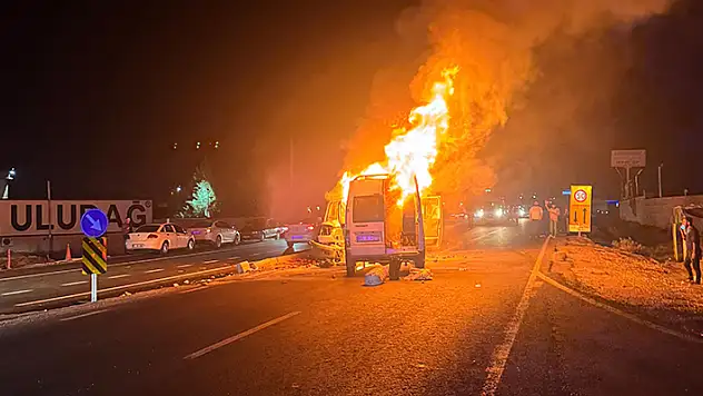 Diyarbakır'da kafa kafaya çarpışan kamyonet ile minibüs alev aldı: 11 yaralı
