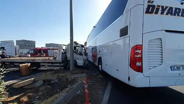 Diyarbakır'da kamyon, çekici ve yolcu otobüsünün karıştığı kazada 6 kişi yaralandı 
