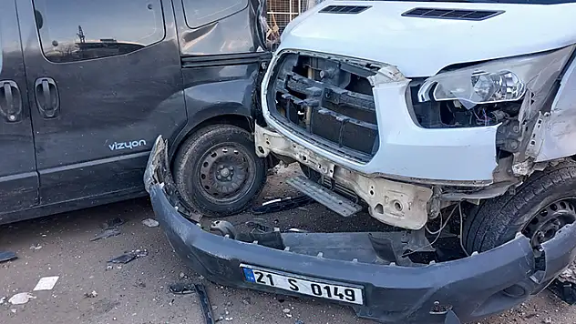 Diyarbakır'da kamyon, park halindeki 4 araca çarptı: 3 yaralı