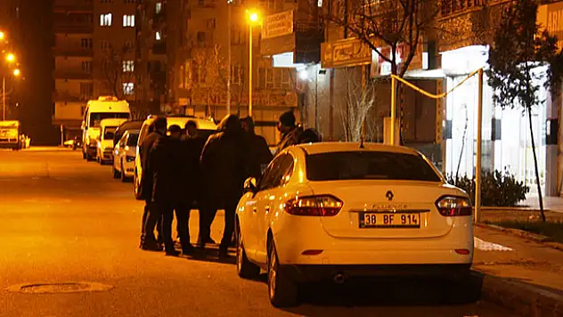 Diyarbakır'da korkunç olay! Parçalayıp koliye koydukları cesedi, evinin önüne bıraktılar