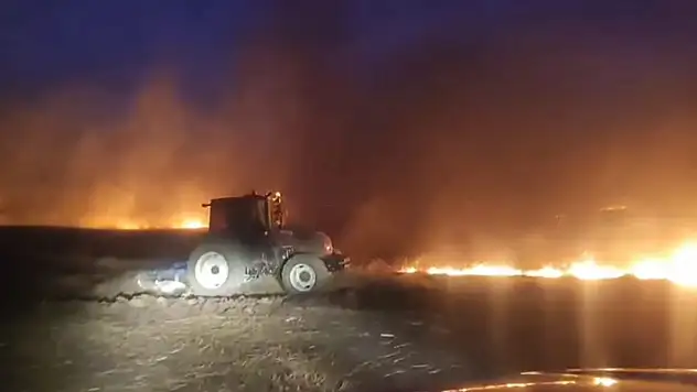 Diyarbakır'da kuvvetli rüzgarda çatı ve pazar şemsiyeleri uçtu, bir mahallede yangın çıktı
