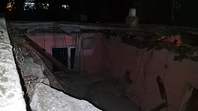 Diyarbakır'da metruk evin tavanı çöktü
