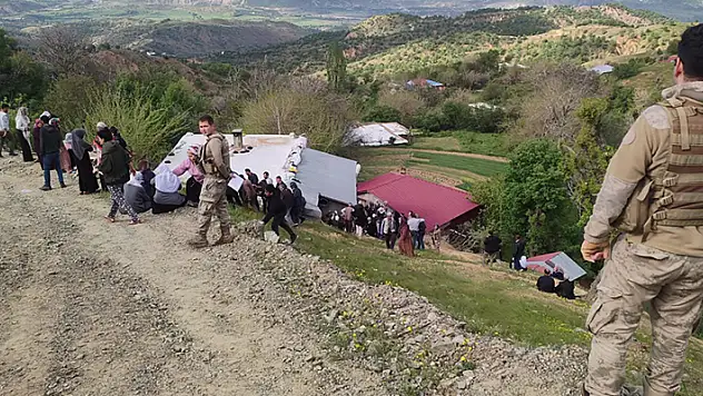 Diyarbakır'da minibüs şarampole devrildi: 2 ölü, 13 yaralı

