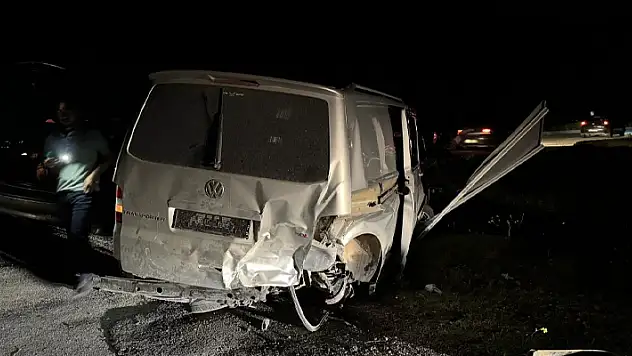 Diyarbakır'da otomobil ile kamyonet çarpıştı: 13 yaralı
