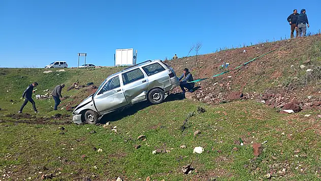 Diyarbakır'da otomobil, şarampole devrildi 4'ü çocuk, 6 yaralı