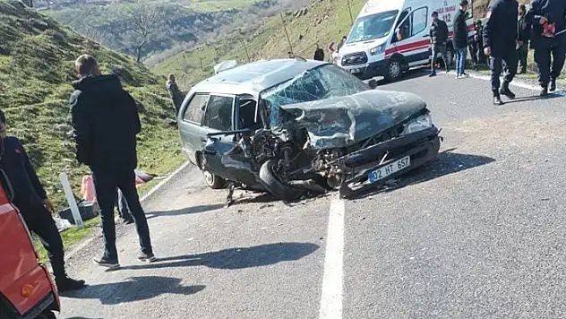 Diyarbakır'da otomobiller kafa kafaya çarpıştı: 1 ölü, 2 yaralı
