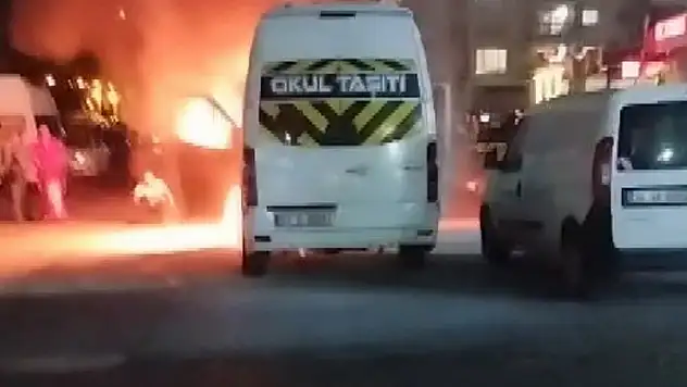 Diyarbakır'da park halindeki öğrenci servisi alev alev yandı o anlar kamerada
