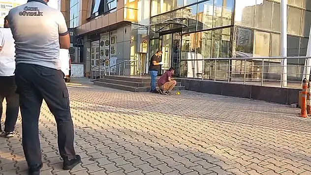 Diyarbakır'da plaza girişinde beklerken yorgun merminin isabet ettiği kadın yaralandı
