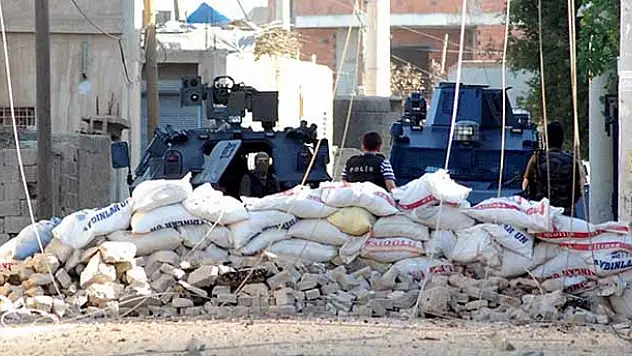 Diyarbakır'da polise roketatarlı saldırı: 1 şehit, 1 yaralı