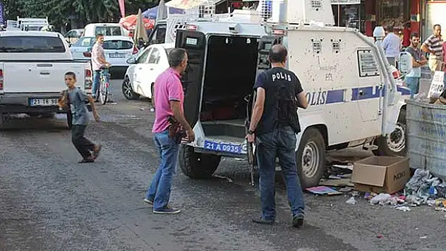 Diyarbakır'da polise saldırı: 2 yaralı