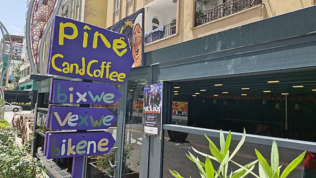 Diyarbakır'da sadece 'Kürtçe' hizmet vereceğini açıklayan kafe sahibine ev hapsi verildi
