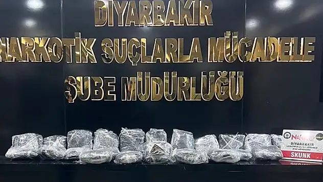 Diyarbakır'da uyuşturucu satıcılarına 'kırmızı kart' operasyonu: 7 gözaltı

