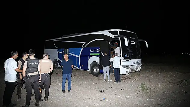 Diyarbakır'da yolcu otobüsü refüje çarptı, 18 kişi yaralandı
