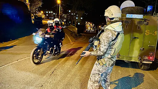 Diyarbakır'da 300 polisin katılımıyla 'Narko Hançer' uygulaması yapıldı