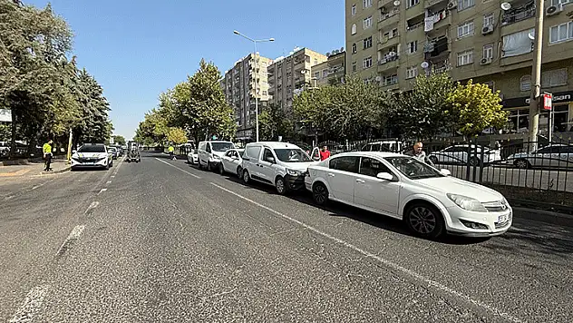Diyarbakır'da 5 araçlı zincirleme trafik kazası