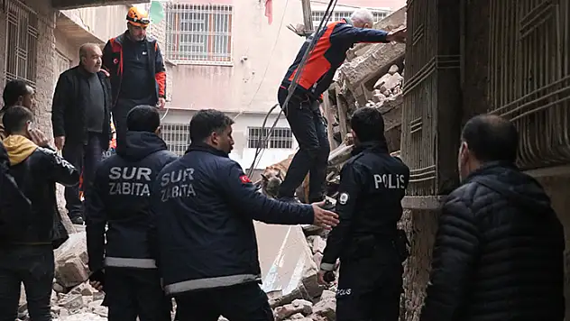 Diyarbakır'da 5 katlı ağır hasarlı bina çöktü arama kurtarma çalışması başlatıldı

