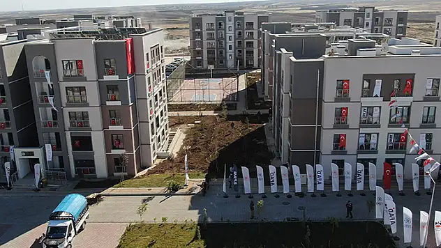 Diyarbakır'da 641 deprem konutu hak sahiplerine teslim edildi