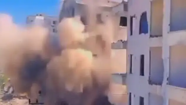Diyarbakır'da ağır hasarlı 7 katlı bina, yıkım sırasında çöktü
